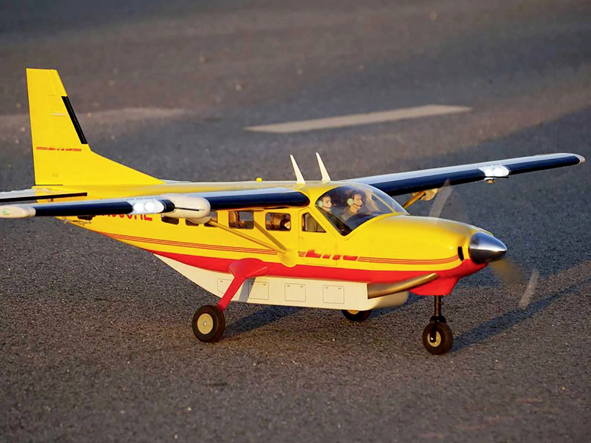 VQ Cessna 208 Grand Caravan Gelb RC Motorflugmodell ARF 1650 mm